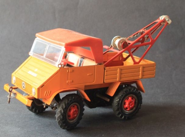 CKO Kellermann Mercedes-Benz Unimog Towing Truck 1965 tinmodel with frictiondirve (9004)